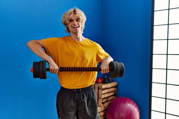 Jovem Loiro Sorrindo Confiante Usando Treinamento Peso Centro Esportivo — Fotografia de Stock
