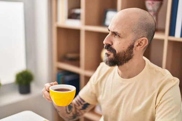 Genç Kel Adam Kahve Içiyor Evdeki Masada Oturuyor — Stok fotoğraf