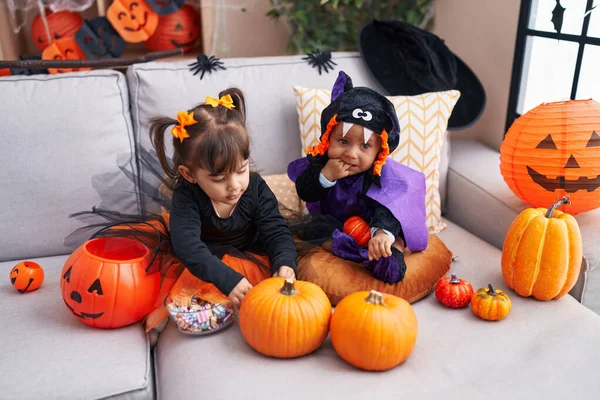 Roztomilý Chlapec Dívka Halloween Party Sání Prst Doma — Stock fotografie