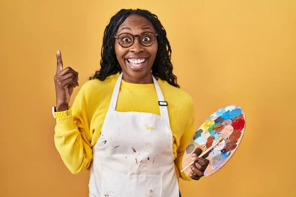 African Woman Holding Painter Palette Smiling Amazed Surprised Pointing Fingers — Stock Photo, Image