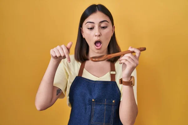 Hispanisches Mädchen Isst Gesunden Kochlöffel Mit Fingern Die Werbung Zeigen — Stockfoto