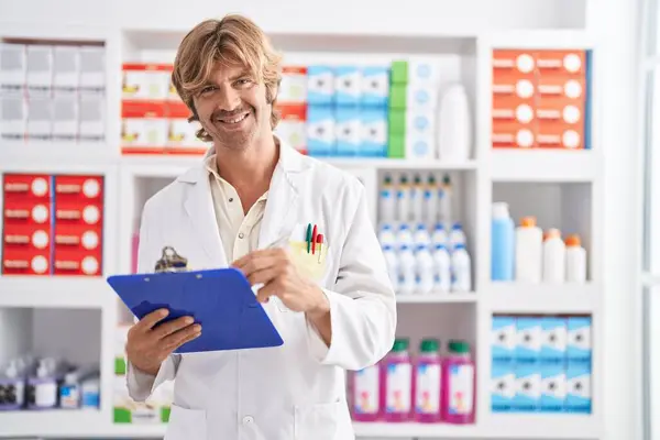Young Man Pharmacist Writing Clipboard Pharmacy — Stock Photo, Image