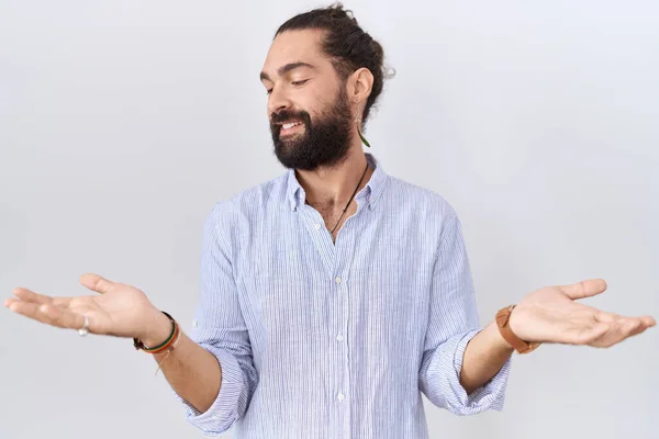 Homem Hispânico Com Barba Vestindo Camisa Casual Sorrindo Mostrando Ambas — Fotografia de Stock