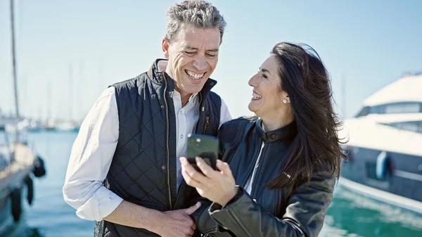 Seniorenpaar Lächelt Selbstbewusst Mit Smartphone Hafen — Stockfoto