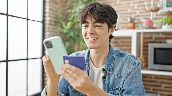 Ung Latinamerikansk Man Shoppa Med Smartphone Och Kreditkort Sitter Bordet — Stockfoto