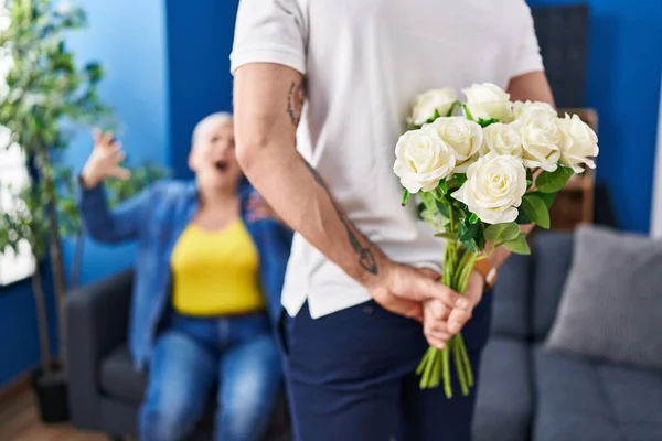 Mother Son Surprise Flowers Home — Stock Photo, Image