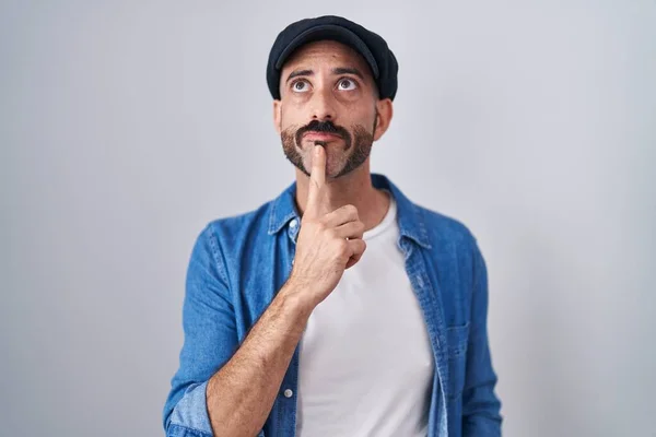 Hispanic Man Beard Standing Isolated Background Thinking Concentrated Doubt Finger — Stock Photo, Image
