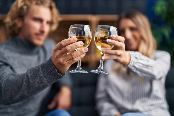 Man Och Kvinna Par Ler Tryggt Skålar Med Glas Champagne — Stockfoto