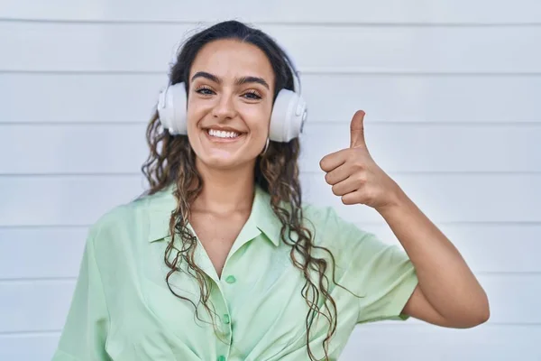 Νεαρή Ισπανόφωνη Γυναίκα Ακούγοντας Μουσική Χρησιμοποιώντας Ακουστικά Χαμογελώντας Χαρούμενη Και — Φωτογραφία Αρχείου
