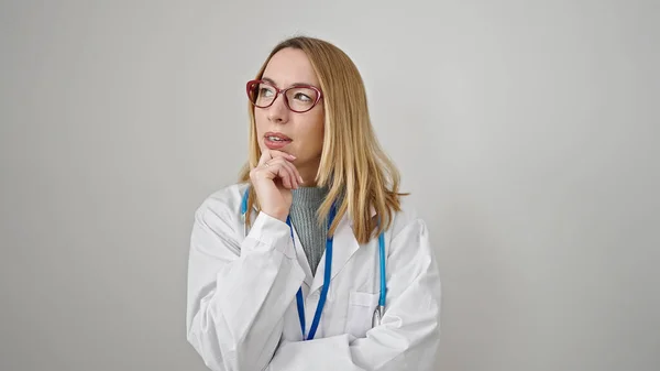 Mladá Blondýna Žena Lékař Stojící Pochybnostmi Výraz Myšlení Nad Izolované — Stock fotografie