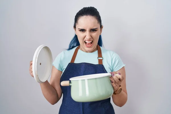Jong Modern Meisje Met Blauw Haar Een Schort Met Kookpot — Stockfoto