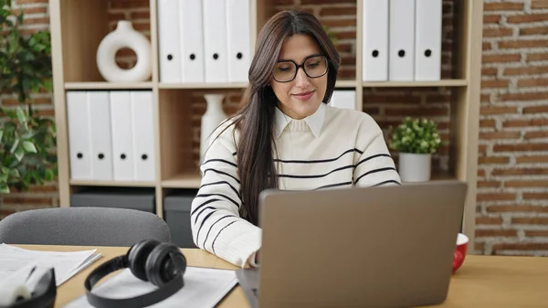 Young Beautiful Hispanic Woman Business Worker Using Laptop Working Office — Photo