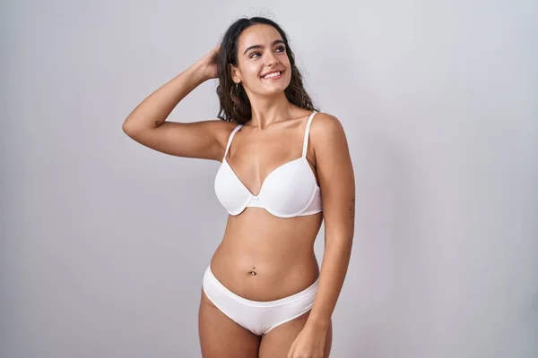 Ung Latinamerikansk Kvinna Klädd Vita Underkläder Ler Säker Vidröra Hår — Stockfoto