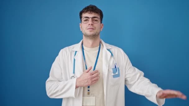 Jovem Hispânico Homem Médico Fazendo Juramento Com Mão Peito Sobre — Vídeo de Stock