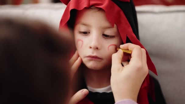 Uroczy Chłopiec Kaukaski Mając Halloween Makijaż Siedzi Kanapie Domu — Wideo stockowe