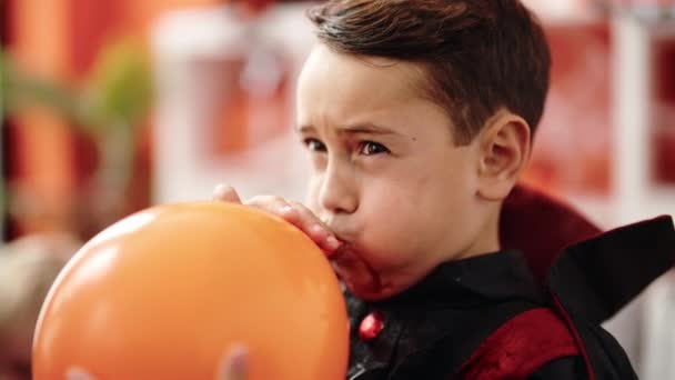 可爱的他的惊慌失措的男孩 穿着夹杂着充气气球的服装在家里 — 图库视频影像