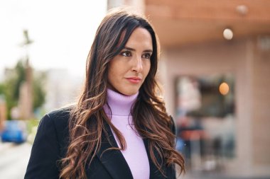 Sokakta duran gevşek yüzlü genç İspanyol kadın.