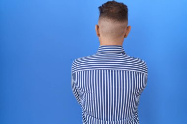 Sakallı, gözlüklü İspanyol adam kollarını kavuşturup başka tarafa bakıyor. 