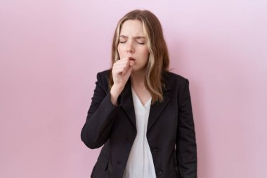 Siyah ceket giyen Kafkasyalı genç iş kadını kendini kötü hissediyor ve soğuk algınlığı veya bronşitin belirtisi olarak öksürüyor. sağlık hizmeti kavramı. 