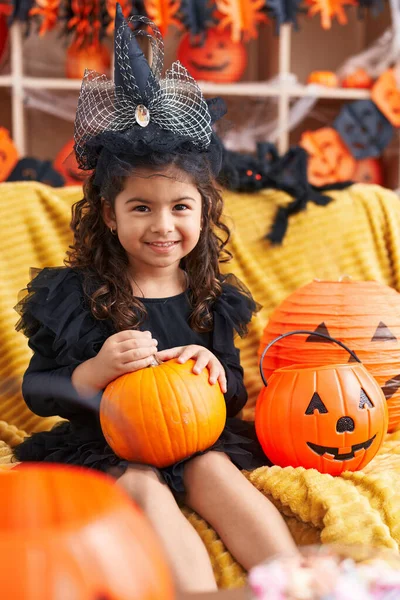 Adorable Chica Hispana Teniendo Fiesta Halloween Sosteniendo Calabaza Casa —  Fotos de Stock