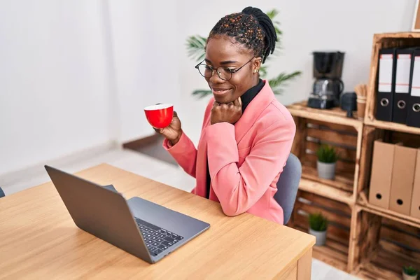 Αφρο Αμερικανίδα Επιχειρηματίας Χρησιμοποιώντας Φορητό Υπολογιστή Πίνοντας Καφέ Στο Γραφείο — Φωτογραφία Αρχείου