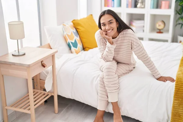 Junge Schöne Hispanische Frau Lächelt Zuversichtlich Schlafzimmer Auf Dem Bett — Stockfoto