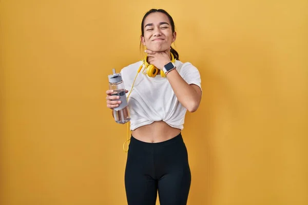 Ung Sydasiatisk Kvinna Som Bär Sportkläder Dricksvatten Och Vidrör Smärtsam — Stockfoto