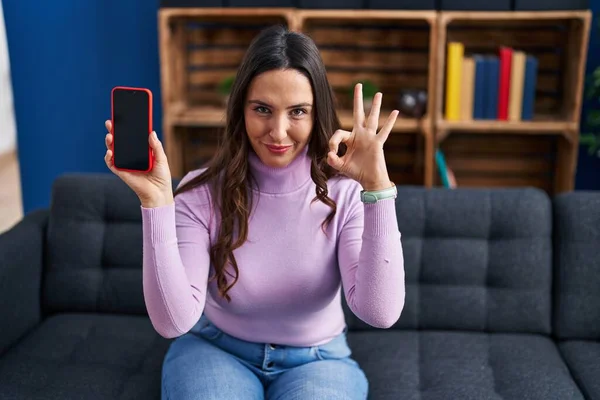 Genç Esmer Kadın Elinde Akıllı Telefonuyla Ekranda Boş Görünüyor Tamam — Stok fotoğraf