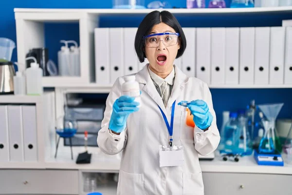 Junge Asiatische Frau Die Wissenschaftlichen Labor Arbeitet Ist Verängstigt Und — Stockfoto