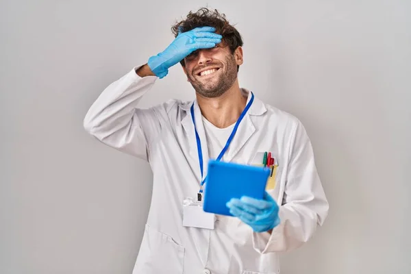 Tabletle Çalışan Spanyol Bilim Adamı Elleri Kafasında Şaşırmış Sinirli Yüzüyle — Stok fotoğraf