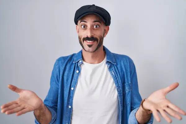 Hispanischer Mann Mit Bart Steht Über Isoliertem Hintergrund Und Lächelt — Stockfoto