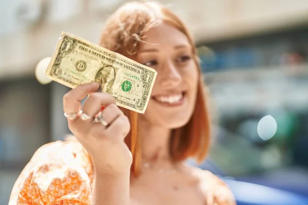 Jonge Roodharige Vrouw Glimlachen Zelfverzekerd Vasthouden Dollar Straat — Stockfoto