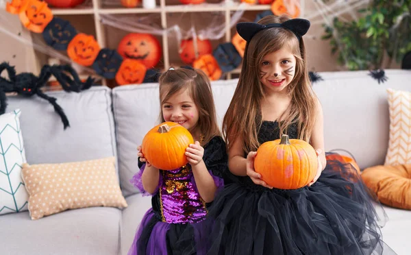 Roztomilé Dívky Halloween Party Držení Dýně Doma — Stock fotografie