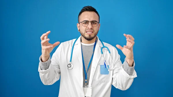Hispanik Doktor Öfkeli Stresli Izole Edilmiş Mavi Arka Plan — Stok fotoğraf