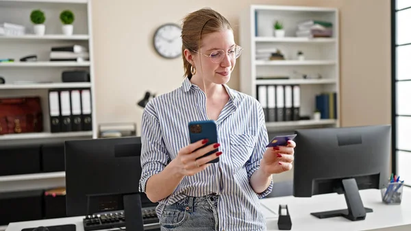 Junge Blonde Geschäftsfrau Kauft Mit Smartphone Und Kreditkarte Büro Ein — Stockfoto
