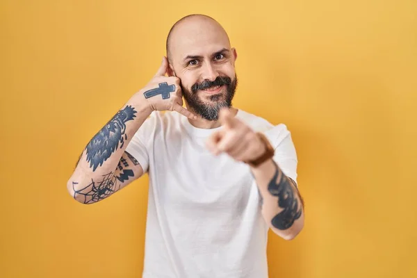 Jovem Hispânico Com Tatuagens Sobre Fundo Amarelo Sorrindo Fazendo Falar — Fotografia de Stock