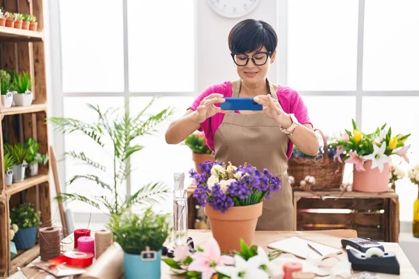 Mulher Chinesa Meia Idade Florista Fazer Foto Para Plantar Por — Fotografia de Stock