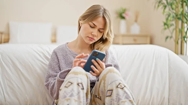 Ung Blond Kvinna Med Smartphone Sitter Golvet Sovrummet — Stockfoto