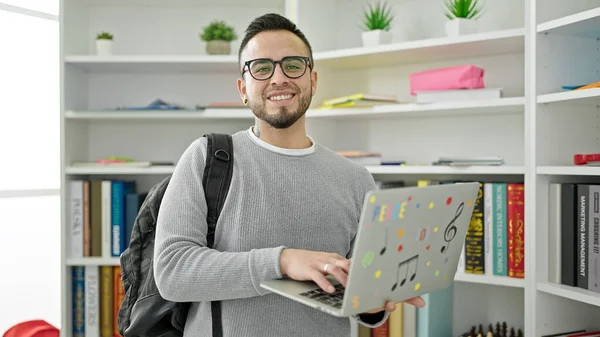 Estudiante Hispano Sonriendo Confiado Usando Portátil Universidad Biblioteca —  Fotos de Stock