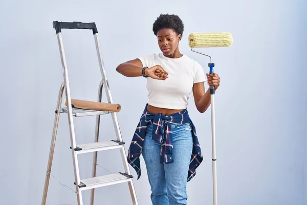 Africano Americano Mulher Segurando Pintor Rolos Olhando Para Relógio Tempo — Fotografia de Stock