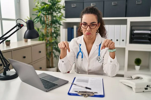 Young Hispanic Woman Wearing Doctor Uniform Stethoscope Pointing Looking Sad — Stock Photo, Image