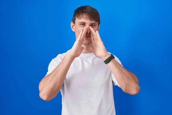Uomo Biondo Caucasico Piedi Sfondo Blu Che Odora Qualcosa Puzzolente — Foto Stock