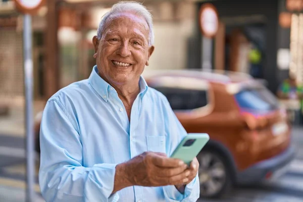 Senior Grijs Harige Man Glimlacht Vol Vertrouwen Met Behulp Van — Stockfoto