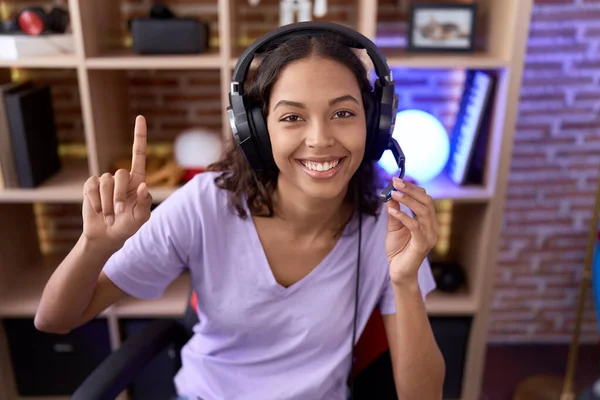 Young Hispanic Woman Playing Video Games Wearing Headphones Surprised Idea — Foto de Stock