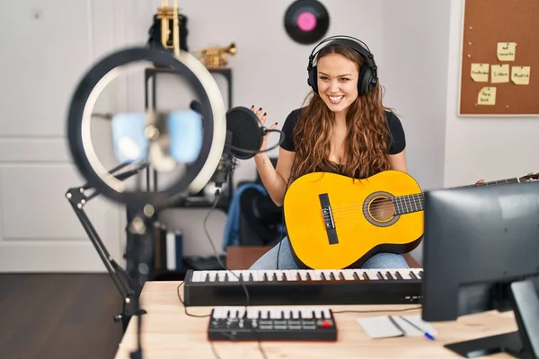 Молодая Красивая Латиноамериканка Музыкант Занимающаяся Онлайн Классической Гитарой Музыкальной Студии — стоковое фото
