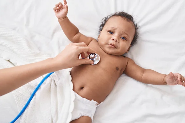 Bambino Afroamericano Che Visita Medica Con Stetoscopio Camera Letto — Foto Stock