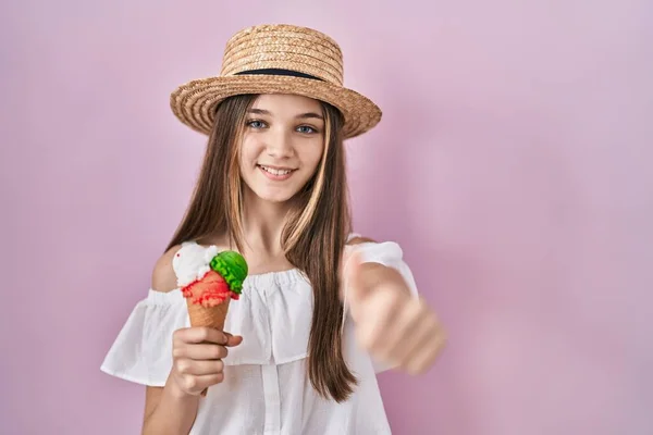Adolescente Tenant Crème Glacée Approuvant Faire Geste Positif Avec Main — Photo