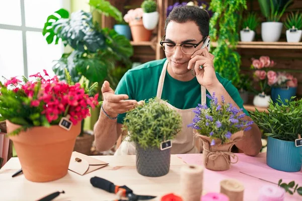 Jovem Florista Hispânico Falando Smartphone Tocando Planta Loja Flores — Fotografia de Stock