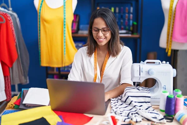 Young Hispanic Woman Tailor Smiling Confident Using Laptop Sewing Studio — Stock Photo, Image