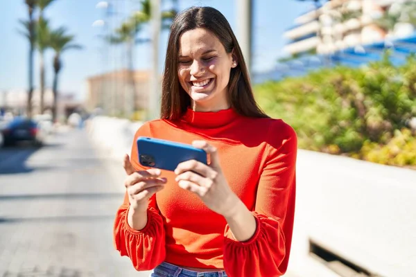 Young Beautiful Hispanic Woman Smiling Confident Watching Video Smartphone Street — ストック写真